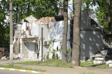 Ukrayna 'da savaş. Rus ordusunun saldırısından sonra Kyiv bölgesinde yıkılan binalar. Rus işgalinin Ukrayna 'daki sonuçları. Kyiv bölgesi, Ukrayna, Haziran 2022