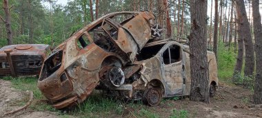 Ukrayna 'da savaş. Rus ordusu tarafından yakıldı, yok edildi ve sivillerin arabaları bombalandı. Rus işgalinin Ukrayna 'daki sonuçları. Irpin, Kyiv bölgesi, Mayıs 2022