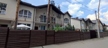 Ukrayna 'da savaş. Rus ordusunun saldırısından sonra Kyiv bölgesinde yıkılan binalar. Rus işgalinin Ukrayna 'daki sonuçları. Kyiv bölgesi, Ukrayna, Haziran 2022