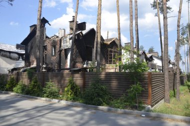 Ukrayna 'da savaş. Rus ordusunun saldırısından sonra Kyiv bölgesinde yıkılan binalar. Rus işgalinin Ukrayna 'daki sonuçları. Kyiv bölgesi, Ukrayna, Haziran 2022