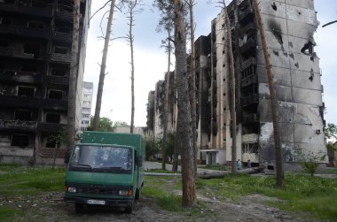 Ukrayna 'da savaş. Rus ordusunun saldırısından sonra Kyiv bölgesinde yıkılan binalar. Rus işgalinin Ukrayna 'daki sonuçları. Kyiv bölgesi, Ukrayna, Haziran 2022