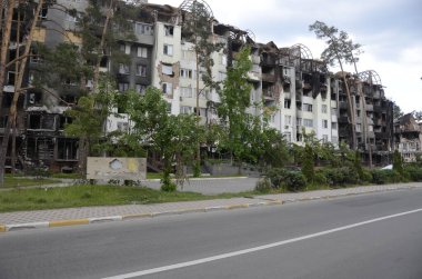 Ukrayna 'da savaş. Rus ordusunun saldırısından sonra Kyiv bölgesinde yıkılan binalar. Rus işgalinin Ukrayna 'daki sonuçları. Kyiv bölgesi, Ukrayna, Haziran 2022