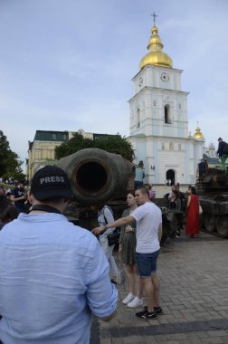Kyiv, Ukrayna - Mayıs 2022: Ukrayna 'nın başkenti Kyiv' deki Mykhailivska Meydanı 'ndaki sergide Rus zırhlı araçları imha edildi