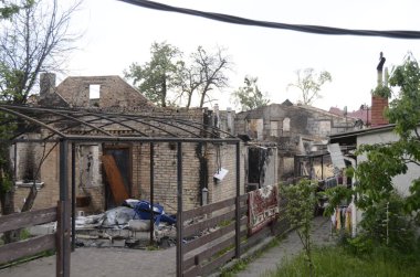 Ukrayna 'da savaş. Rus ordusunun saldırısından sonra Kyiv bölgesinde yıkılan binalar. Rus işgalinin Ukrayna 'daki sonuçları. Kyiv bölgesi, Ukrayna, Haziran 2022