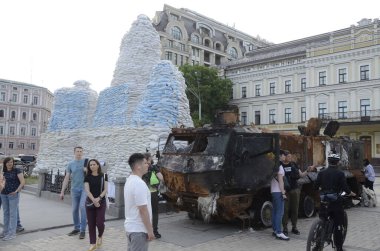 Kyiv, Ukrayna - Mayıs 2022: Ukrayna 'nın başkenti Kyiv' deki Mykhailivska Meydanı 'ndaki sergide Rus zırhlı araçları imha edildi