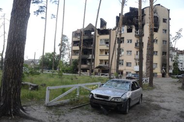 Ukrayna 'da savaş. Rus ordusunun saldırısından sonra Kyiv bölgesinde yıkılan binalar. Rus işgalinin Ukrayna 'daki sonuçları. Kyiv bölgesi, Ukrayna, Haziran 2022