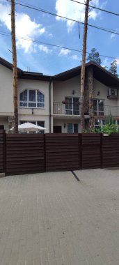 Ukrayna 'da savaş. Rus ordusunun saldırısından sonra Kyiv bölgesinde yıkılan binalar. Rus işgalinin Ukrayna 'daki sonuçları. Kyiv bölgesi, Ukrayna, Haziran 2022