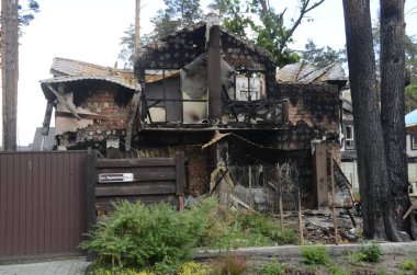 Ukrayna 'da savaş. Rus ordusunun saldırısından sonra Kyiv bölgesinde yıkılan binalar. Rus işgalinin Ukrayna 'daki sonuçları. Kyiv bölgesi, Ukrayna, Haziran 2022