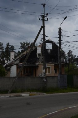 Ukrayna 'da savaş. Rus ordusunun saldırısından sonra Kyiv bölgesinde yıkılan binalar. Rus işgalinin Ukrayna 'daki sonuçları. Kyiv bölgesi, Ukrayna, Haziran 2022