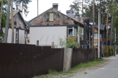 Ukrayna 'da savaş. Rus ordusunun saldırısından sonra Kyiv bölgesinde yıkılan binalar. Rus işgalinin Ukrayna 'daki sonuçları. Kyiv bölgesi, Ukrayna, Haziran 2022