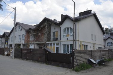 Ukrayna 'da savaş. Rus ordusunun saldırısından sonra Kyiv bölgesinde yıkılan binalar. Rus işgalinin Ukrayna 'daki sonuçları. Kyiv bölgesi, Ukrayna, Haziran 2022