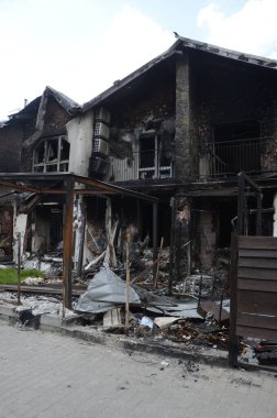 Ukrayna 'da savaş. Rus ordusunun saldırısından sonra Kyiv bölgesinde yıkılan binalar. Rus işgalinin Ukrayna 'daki sonuçları. Kyiv bölgesi, Ukrayna, Haziran 2022