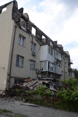 Ukrayna 'da savaş. Rus ordusunun saldırısından sonra Kyiv bölgesinde yıkılan binalar. Rus işgalinin Ukrayna 'daki sonuçları. Kyiv bölgesi, Ukrayna, Haziran 2022
