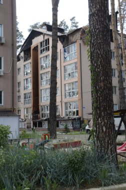 Ukrayna 'da savaş. Rus ordusunun saldırısından sonra Kyiv bölgesinde yıkılan binalar. Rus işgalinin Ukrayna 'daki sonuçları. Kyiv bölgesi, Ukrayna, Haziran 2022