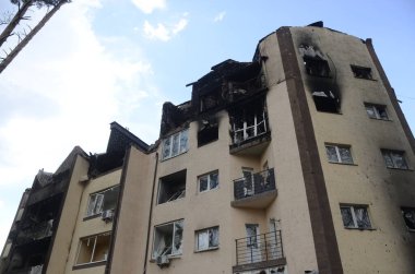 Ukrayna 'da savaş. Rus ordusunun saldırısından sonra Kyiv bölgesinde yıkılan binalar. Rus işgalinin Ukrayna 'daki sonuçları. Kyiv bölgesi, Ukrayna, Haziran 2022