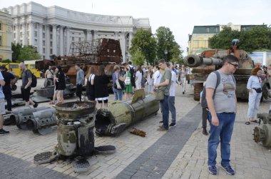 Kyiv, Ukrayna - Mayıs 2022: Ukrayna 'nın başkenti Kyiv' deki Mykhailivska Meydanı 'ndaki sergide Rus zırhlı araçları imha edildi