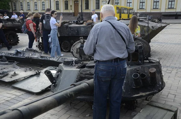 Kyiv, Ukrayna - Mayıs 2022: Ukrayna 'nın başkenti Kyiv' deki Mykhailivska Meydanı 'ndaki sergide Rus zırhlı araçları imha edildi