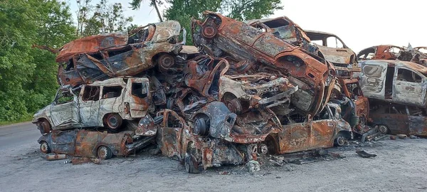 Ukrayna 'da savaş. Rus ordusu tarafından yakıldı, yok edildi ve sivillerin arabaları bombalandı. Rus işgalinin Ukrayna 'daki sonuçları. Irpin, Kyiv bölgesi, Mayıs 2022