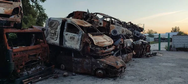 乌克兰战争 俄罗斯军队烧毁 摧毁和炮击了平民的汽车 俄罗斯入侵乌克兰的后果 2022年5月 基辅地区 Irpin — 图库照片