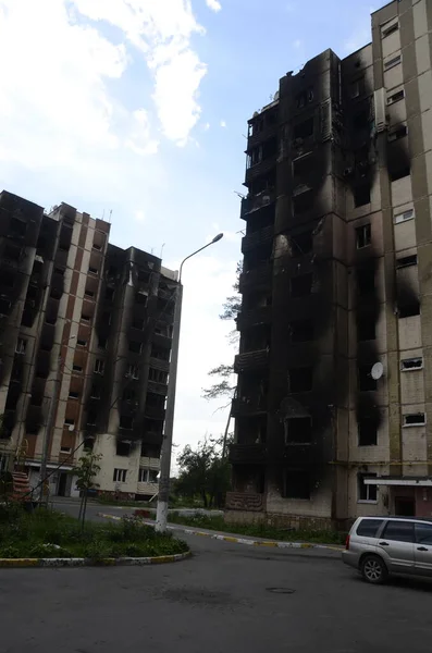 Ukrayna 'da savaş. Rus ordusunun saldırısından sonra Kyiv bölgesinde yıkılan binalar. Rus işgalinin Ukrayna 'daki sonuçları. Kyiv bölgesi, Ukrayna, Haziran 2022