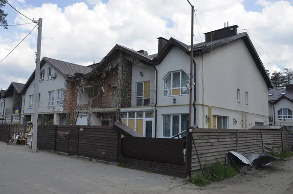 Ukrayna 'da savaş. Rus ordusunun saldırısından sonra Kyiv bölgesinde yıkılan binalar. Rus işgalinin Ukrayna 'daki sonuçları. Kyiv bölgesi, Ukrayna, Haziran 2022