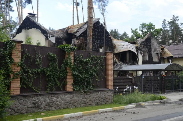 Ukrayna 'da savaş. Rus ordusunun saldırısından sonra Kyiv bölgesinde yıkılan binalar. Rus işgalinin Ukrayna 'daki sonuçları. Kyiv bölgesi, Ukrayna, Haziran 2022