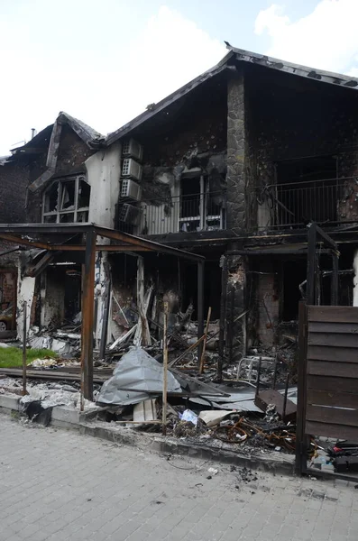 Ukrayna 'da savaş. Rus ordusunun saldırısından sonra Kyiv bölgesinde yıkılan binalar. Rus işgalinin Ukrayna 'daki sonuçları. Kyiv bölgesi, Ukrayna, Haziran 2022