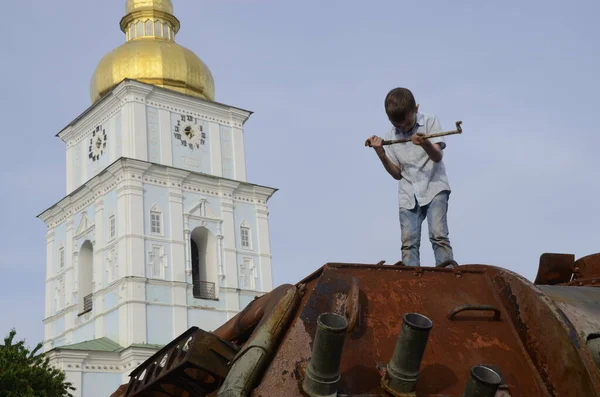Kyiv, Ukrayna - Mayıs 2022: Ukrayna 'nın başkenti Kyiv' deki Mykhailivska Meydanı 'ndaki sergide Rus zırhlı araçları imha edildi