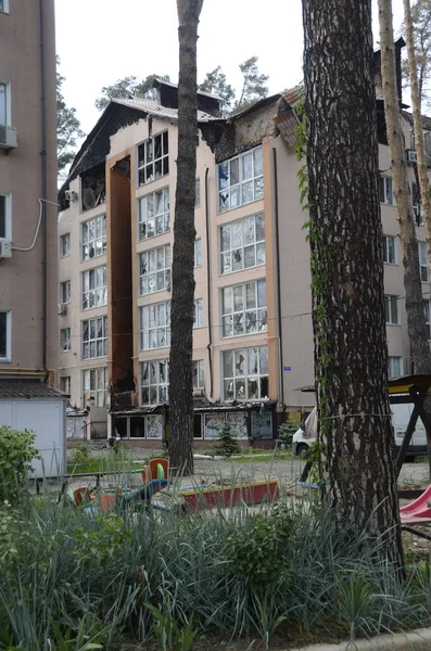 Ukrayna 'da savaş. Rus ordusunun saldırısından sonra Kyiv bölgesinde yıkılan binalar. Rus işgalinin Ukrayna 'daki sonuçları. Kyiv bölgesi, Ukrayna, Haziran 2022