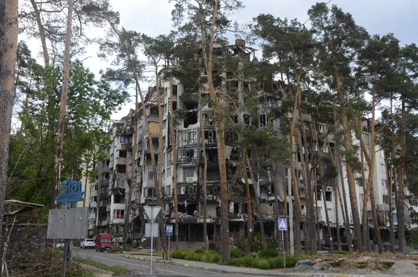 Ukrayna 'da savaş. Rus ordusunun saldırısından sonra Kyiv bölgesinde yıkılan binalar. Rus işgalinin Ukrayna 'daki sonuçları. Kyiv bölgesi, Ukrayna, Haziran 2022