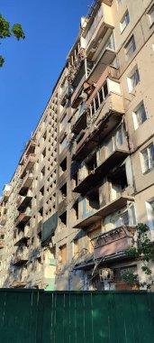 Ukrayna 'da savaş. Rus ordusunun saldırısından sonra Kyiv bölgesinde yıkım. Rus işgalinin Ukrayna 'daki sonuçları. Kyiv bölgesi, Ukrayna, Haziran 2022