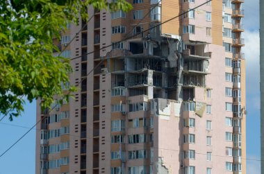 Ukrayna 'da savaş. Rus ordusunun saldırısından sonra Kyiv bölgesinde yıkım. Rus işgalinin Ukrayna 'daki sonuçları. Kyiv bölgesi, Ukrayna, Haziran 2022