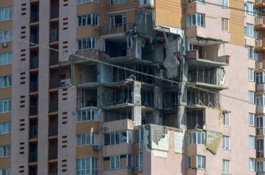Ukrayna 'da savaş. Rus ordusunun saldırısından sonra Kyiv bölgesinde yıkım. Rus işgalinin Ukrayna 'daki sonuçları. Kyiv bölgesi, Ukrayna, Haziran 2022