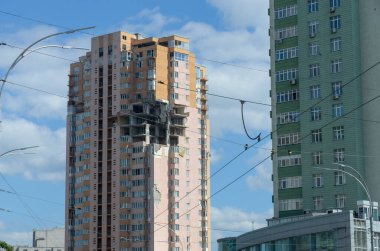 Ukrayna 'da savaş. Rus ordusunun saldırısından sonra Kyiv bölgesinde yıkım. Rus işgalinin Ukrayna 'daki sonuçları. Kyiv bölgesi, Ukrayna, Haziran 2022