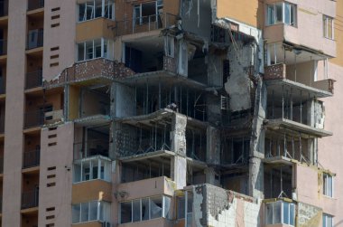 Ukrayna 'da savaş. Rus ordusunun saldırısından sonra Kyiv bölgesinde yıkım. Rus işgalinin Ukrayna 'daki sonuçları. Kyiv bölgesi, Ukrayna, Haziran 2022
