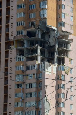 Ukrayna 'da savaş. Rus ordusunun saldırısından sonra Kyiv bölgesinde yıkım. Rus işgalinin Ukrayna 'daki sonuçları. Kyiv bölgesi, Ukrayna, Haziran 2022