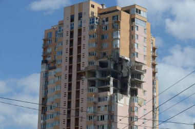 Ukrayna 'da savaş. Rus ordusunun saldırısından sonra Kyiv bölgesinde yıkım. Rus işgalinin Ukrayna 'daki sonuçları. Kyiv bölgesi, Ukrayna, Haziran 2022