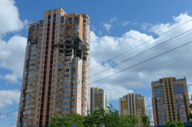 Ukrayna 'da savaş. Rus ordusunun saldırısından sonra Kyiv bölgesinde yıkım. Rus işgalinin Ukrayna 'daki sonuçları. Kyiv bölgesi, Ukrayna, Haziran 2022