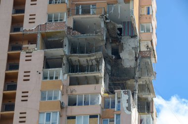 Ukrayna 'da savaş. Rus ordusunun saldırısından sonra Kyiv bölgesinde yıkım. Rus işgalinin Ukrayna 'daki sonuçları. Kyiv bölgesi, Ukrayna, Haziran 2022