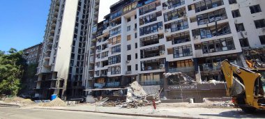 Rus ordusunun Kyiv, Ukrayna 'daki Lukyanivska metro istasyonu yakınlarındaki binaların bombalanması sonucu, Mayıs 2022