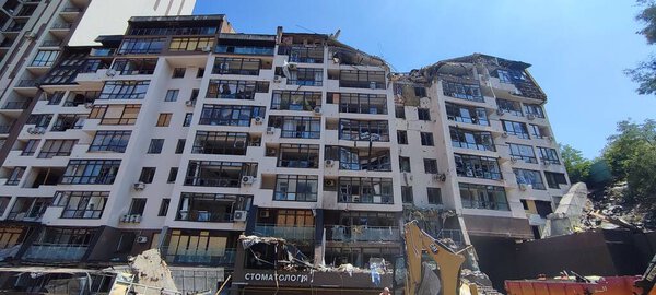 Последствия обстрела российскими армейскими ракетами зданий возле станции метро "Лукьяновская" в Киеве, Украина, май 2022 года