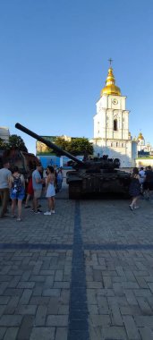 Kyiv, Ukrayna - Mayıs 2022: Ukrayna 'nın başkenti Kyiv' deki Mykhailivska Meydanı 'ndaki sergide Rus zırhlı araçları imha edildi