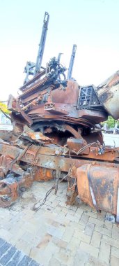 Kyiv, Ukrayna - Mayıs 2022: Ukrayna 'nın başkenti Kyiv' deki Mykhailivska Meydanı 'ndaki sergide Rus zırhlı araçları imha edildi