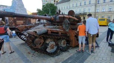 Kyiv, Ukrayna - Mayıs 2022: Ukrayna 'nın başkenti Kyiv' deki Mykhailivska Meydanı 'ndaki sergide Rus zırhlı araçları imha edildi