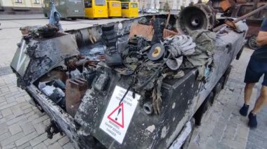 Kyiv, Ukrayna - Mayıs 2022: Ukrayna 'nın başkenti Kyiv' deki Mykhailivska Meydanı 'ndaki sergide Rus zırhlı araçları imha edildi