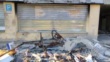 Ukrayna 'da savaş. Rus ordusunun saldırısından sonra Kyiv bölgesinde yıkılan binalar. Rus işgalinin Ukrayna 'daki sonuçları. Kyiv bölgesi, Ukrayna, Haziran 2022