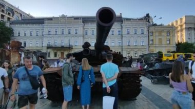Kyiv, Ukrayna - Mayıs 2022: Ukrayna 'nın başkenti Kyiv' deki Mykhailivska Meydanı 'ndaki sergide Rus zırhlı araçları imha edildi