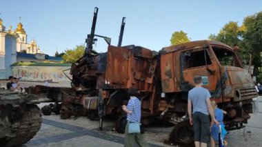 Kyiv, Ukrayna - Mayıs 2022: Ukrayna 'nın başkenti Kyiv' deki Mykhailivska Meydanı 'ndaki sergide Rus zırhlı araçları imha edildi