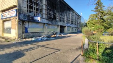 Ukrayna 'da savaş. Rus ordusunun saldırısından sonra Kyiv bölgesinde yıkılan binalar. Rus işgalinin Ukrayna 'daki sonuçları. Kyiv bölgesi, Ukrayna, Haziran 2022