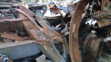 Kyiv, Ukrayna - Mayıs 2022: Ukrayna 'nın başkenti Kyiv' deki Mykhailivska Meydanı 'ndaki sergide Rus zırhlı araçları imha edildi